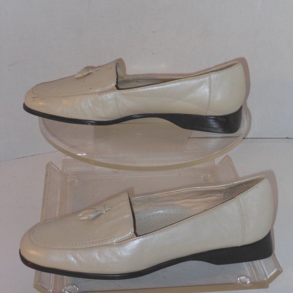 TROTTERS IVORY LOAFERS SIZE 9.5 MEDIUM - Picture 1 of 11